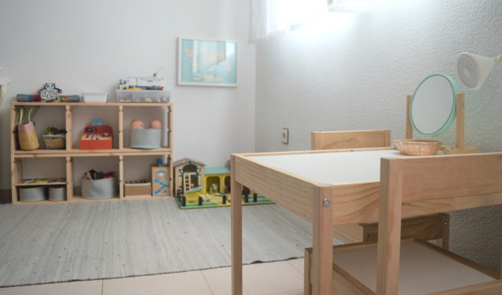 salon mesa y estantes